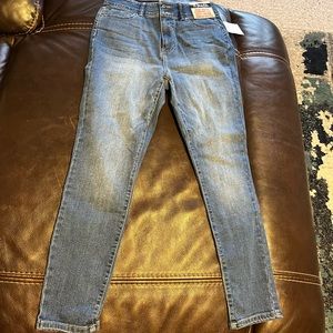 Womens ankle cut blue jeans